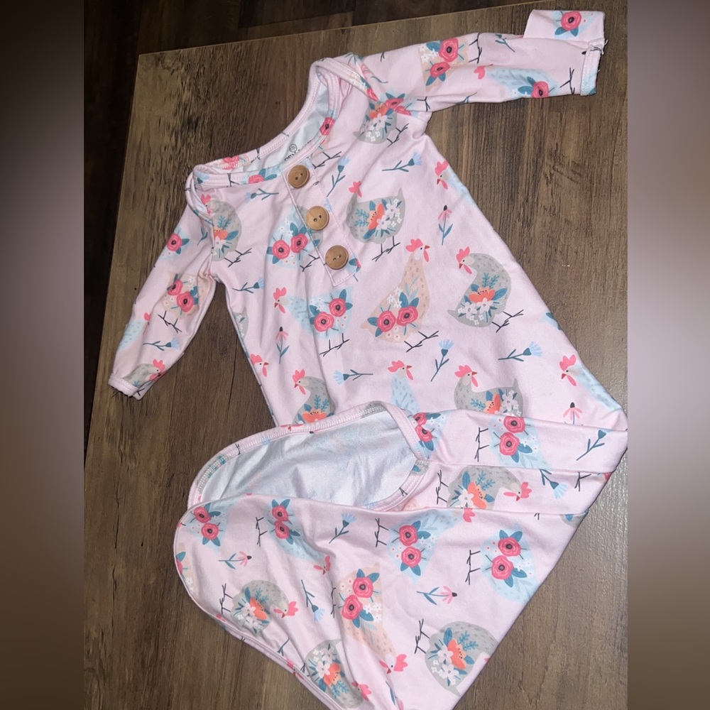 0-3 m chicken print Caden lane knot gown